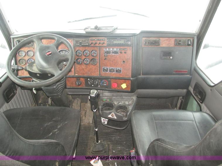 image for item J8793 2006 Kenworth T600 semi truck