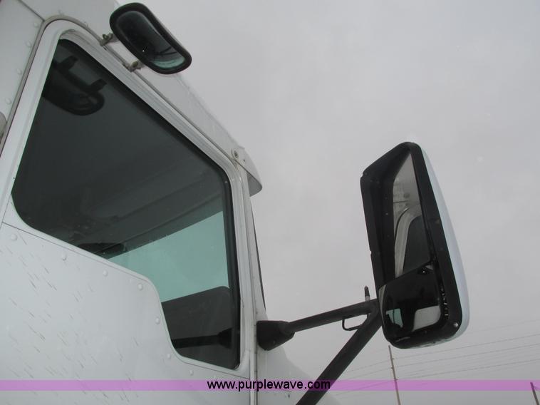 image for item J8793 2006 Kenworth T600 semi truck