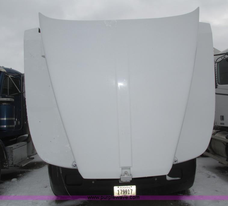 image for item J8793 2006 Kenworth T600 semi truck