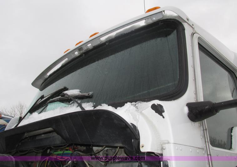 image for item J8793 2006 Kenworth T600 semi truck