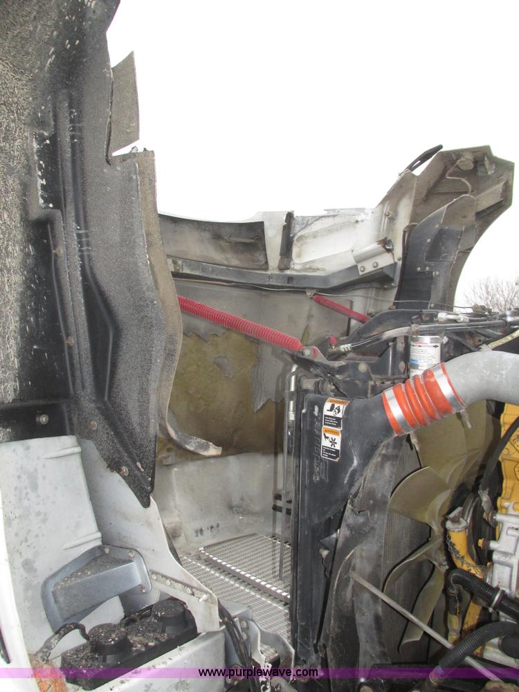 image for item J8793 2006 Kenworth T600 semi truck