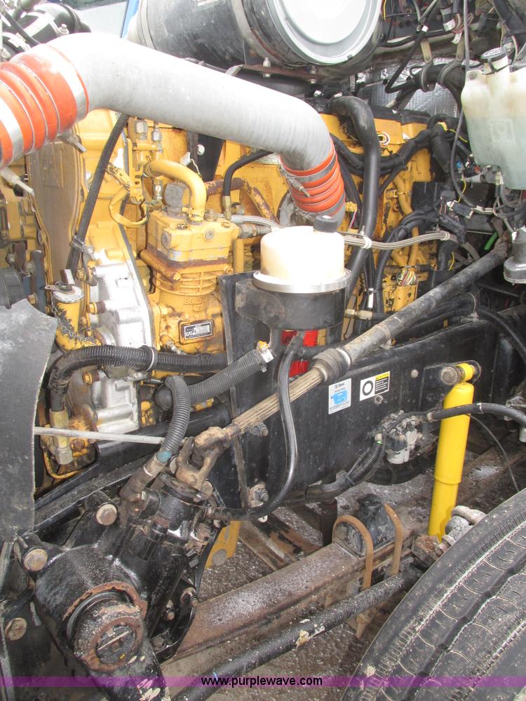 image for item J8793 2006 Kenworth T600 semi truck