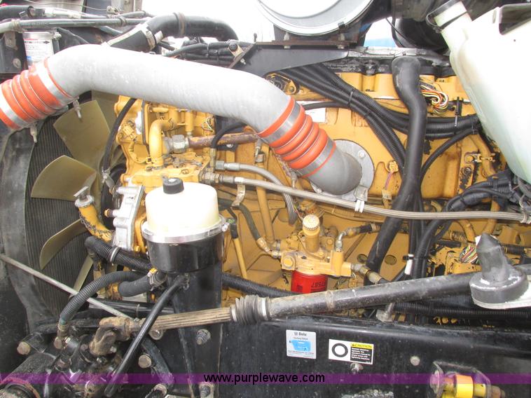 image for item J8793 2006 Kenworth T600 semi truck