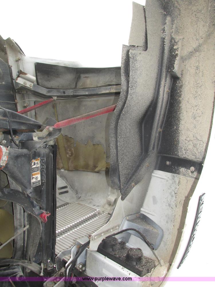 image for item J8793 2006 Kenworth T600 semi truck