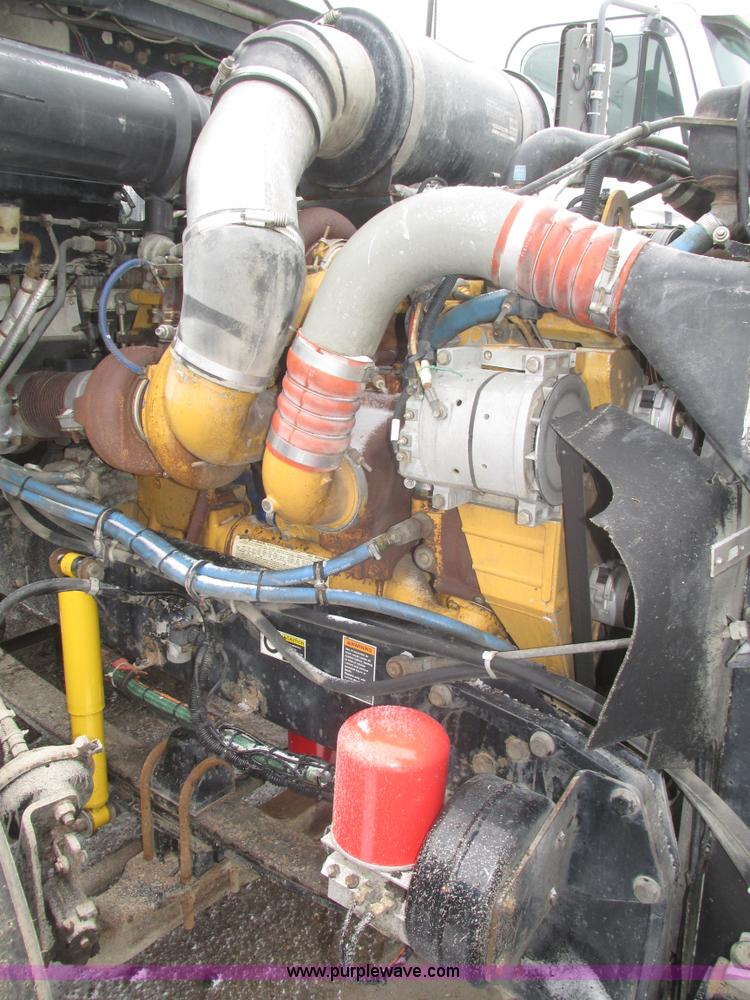 image for item J8793 2006 Kenworth T600 semi truck