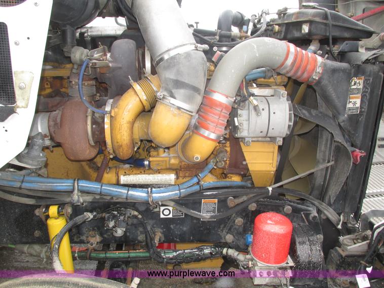 image for item J8793 2006 Kenworth T600 semi truck