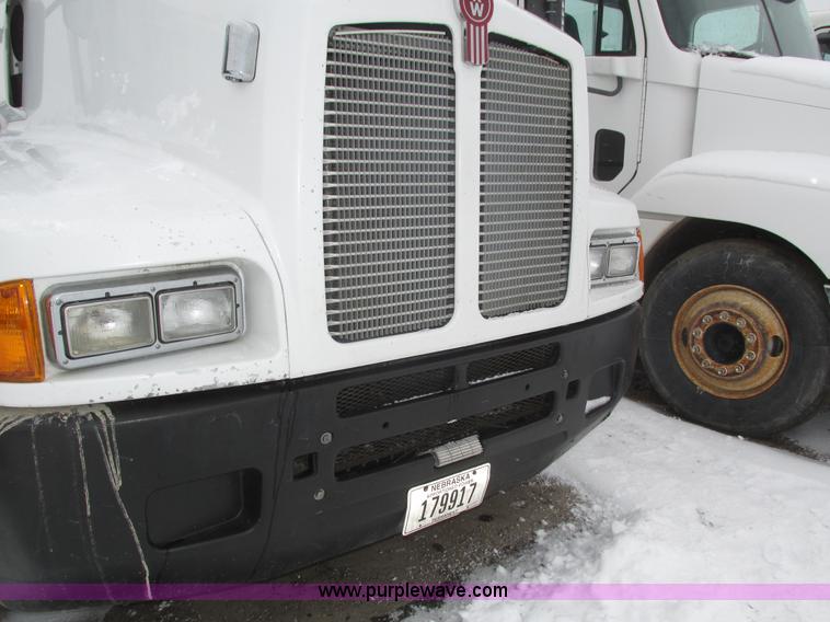 image for item J8793 2006 Kenworth T600 semi truck