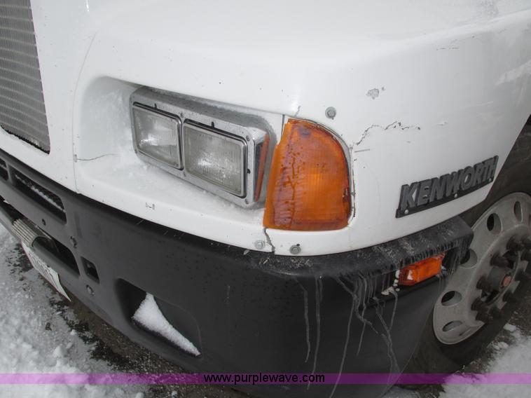 image for item J8793 2006 Kenworth T600 semi truck