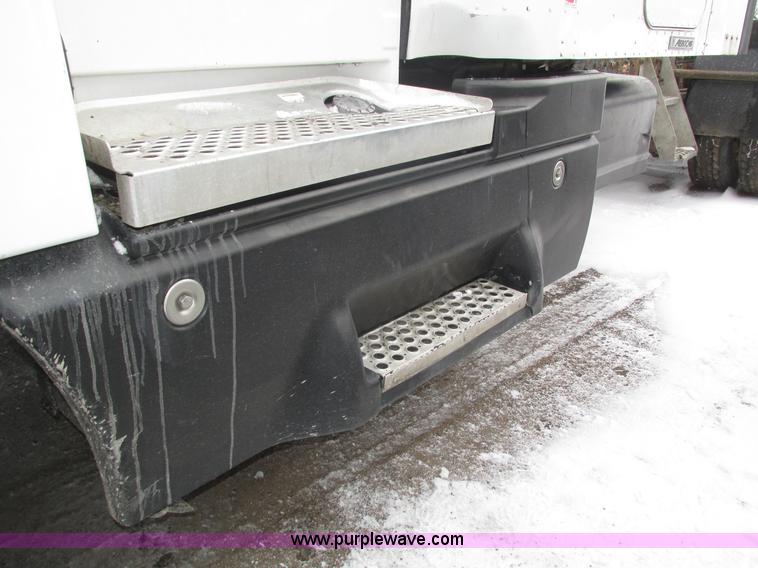 image for item J8793 2006 Kenworth T600 semi truck