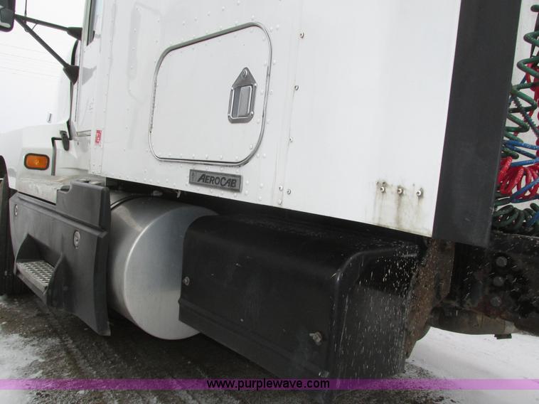 image for item J8793 2006 Kenworth T600 semi truck