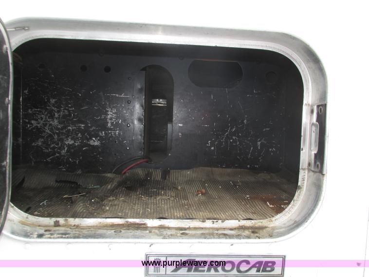 image for item J8793 2006 Kenworth T600 semi truck