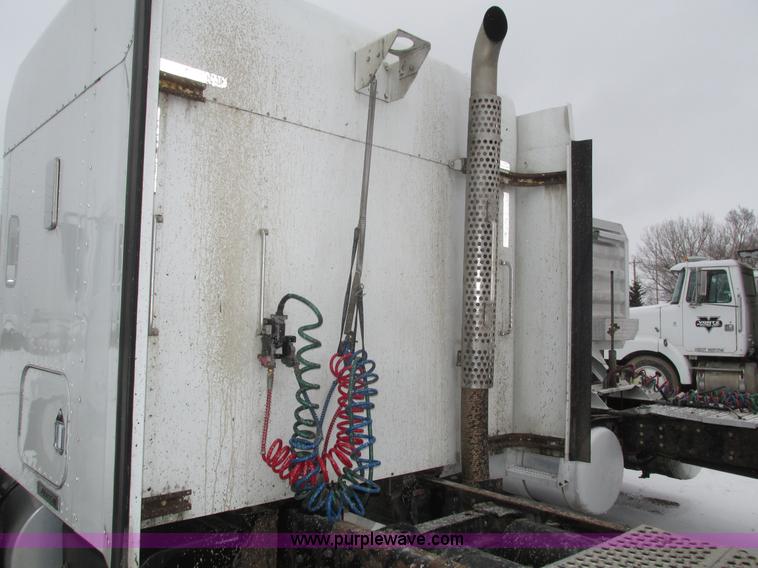 image for item J8793 2006 Kenworth T600 semi truck