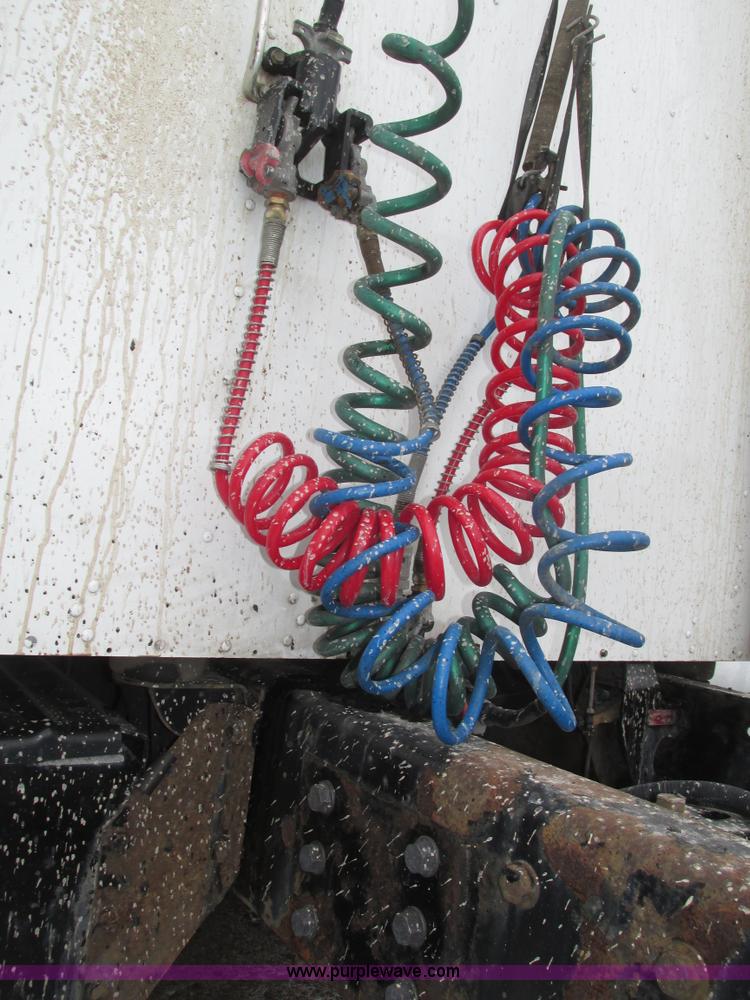 image for item J8793 2006 Kenworth T600 semi truck