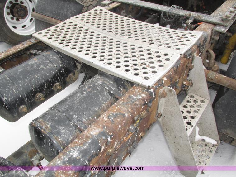 image for item J8793 2006 Kenworth T600 semi truck