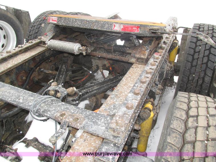 image for item J8793 2006 Kenworth T600 semi truck