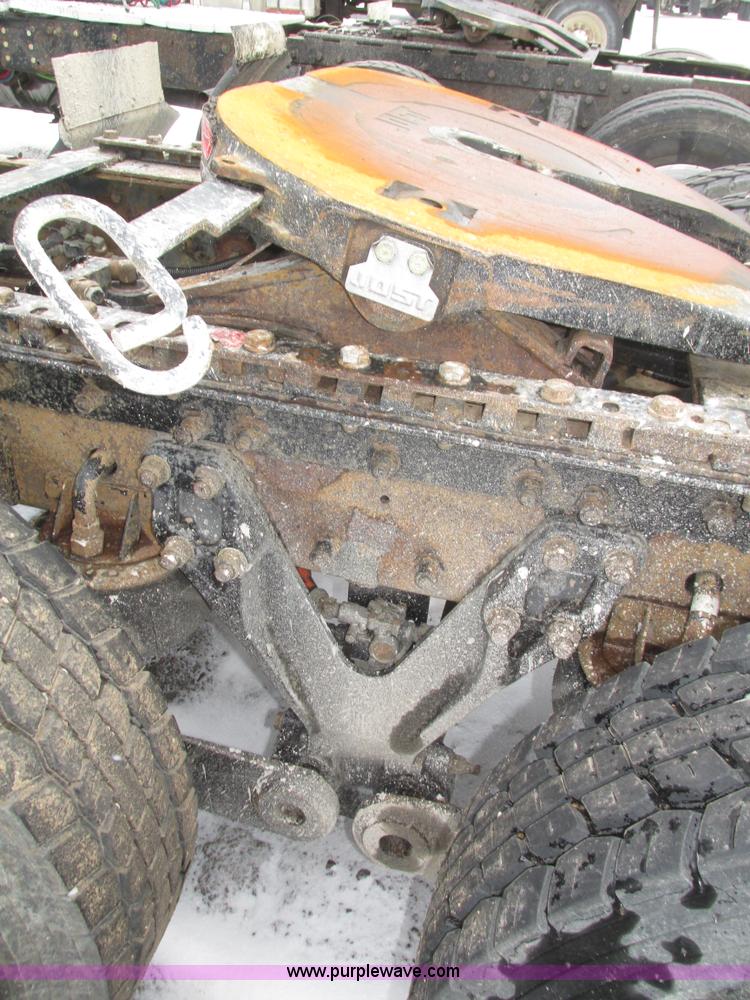 image for item J8793 2006 Kenworth T600 semi truck