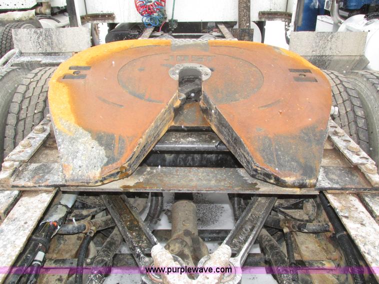 image for item J8793 2006 Kenworth T600 semi truck