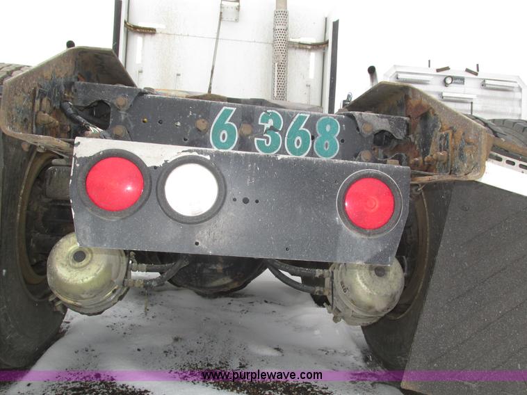 image for item J8793 2006 Kenworth T600 semi truck