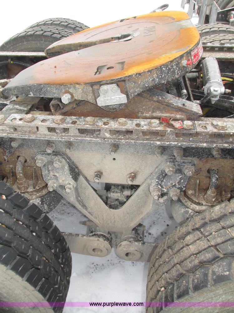 image for item J8793 2006 Kenworth T600 semi truck