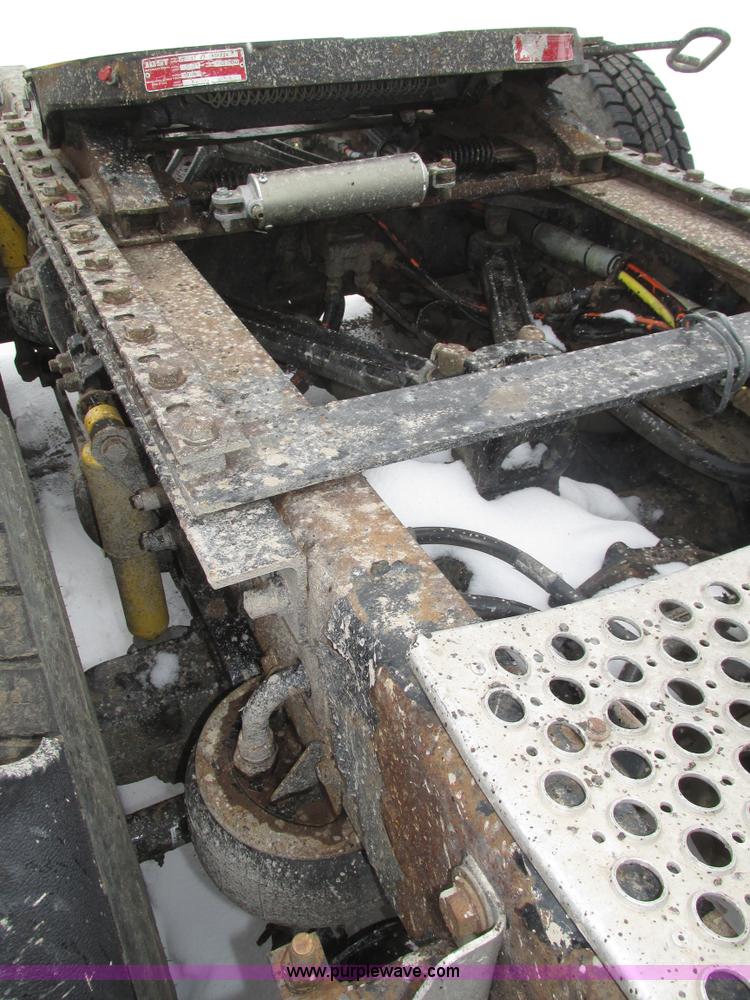 image for item J8793 2006 Kenworth T600 semi truck