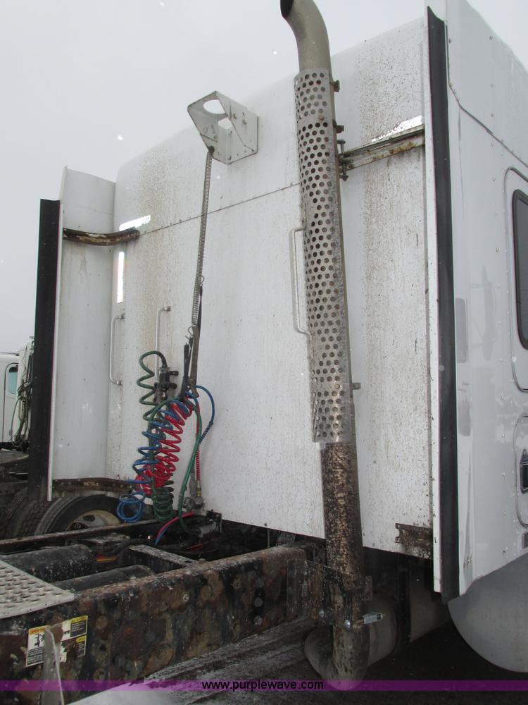 image for item J8793 2006 Kenworth T600 semi truck