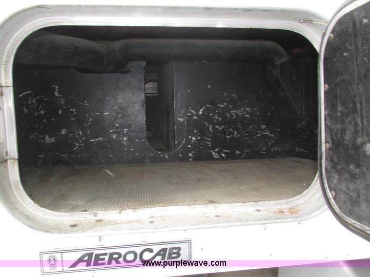 image for item J8793 2006 Kenworth T600 semi truck