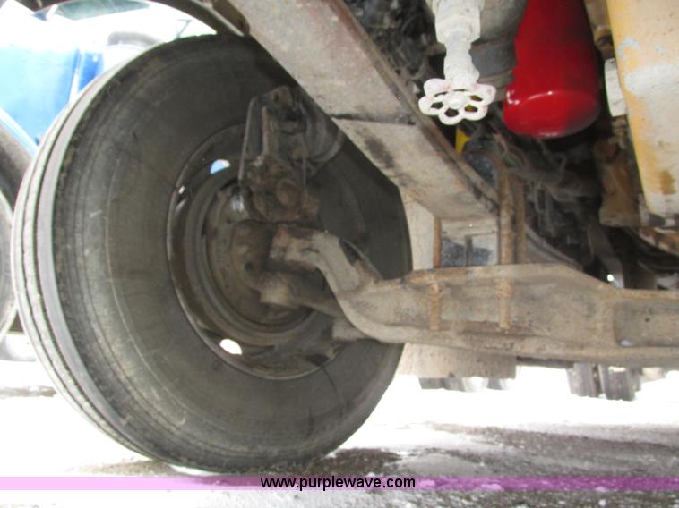 image for item J8793 2006 Kenworth T600 semi truck