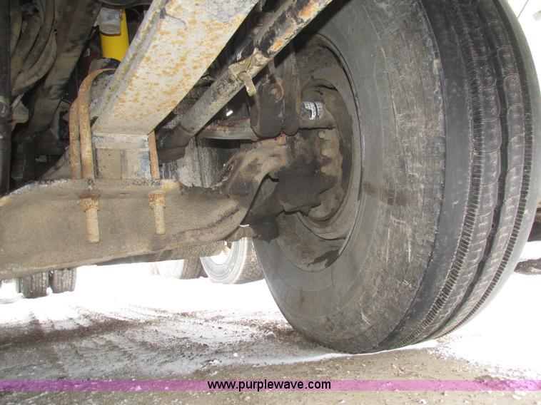 image for item J8793 2006 Kenworth T600 semi truck