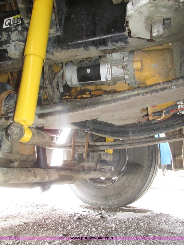 image for item J8793 2006 Kenworth T600 semi truck