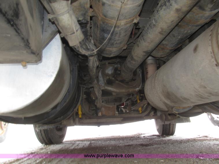 image for item J8793 2006 Kenworth T600 semi truck