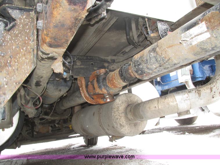 image for item J8793 2006 Kenworth T600 semi truck