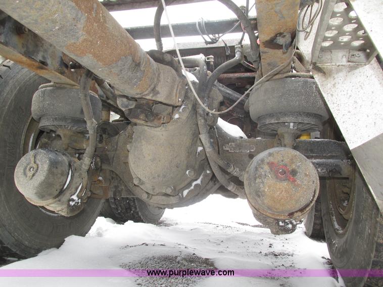 image for item J8793 2006 Kenworth T600 semi truck