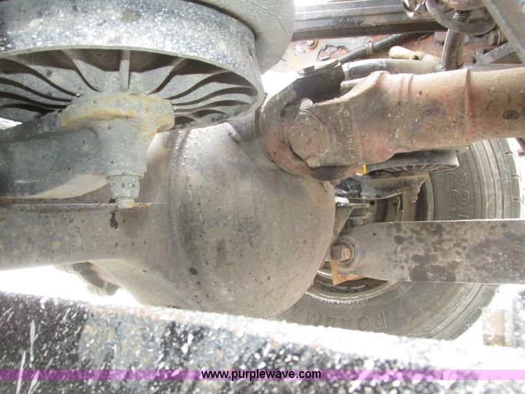 image for item J8793 2006 Kenworth T600 semi truck