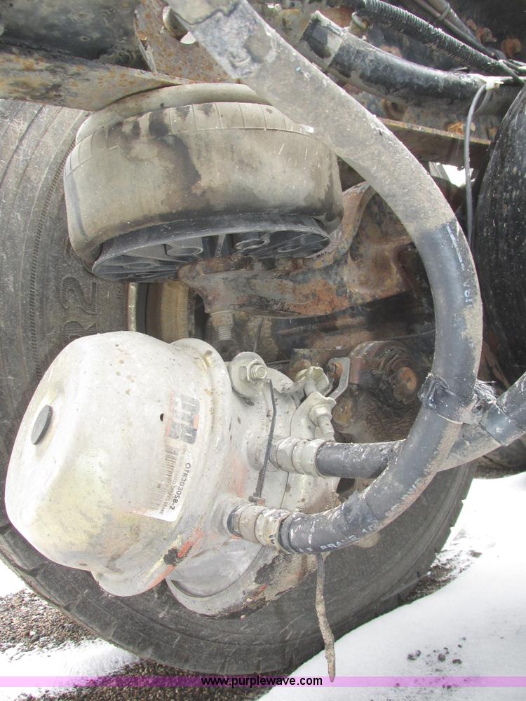 image for item J8793 2006 Kenworth T600 semi truck