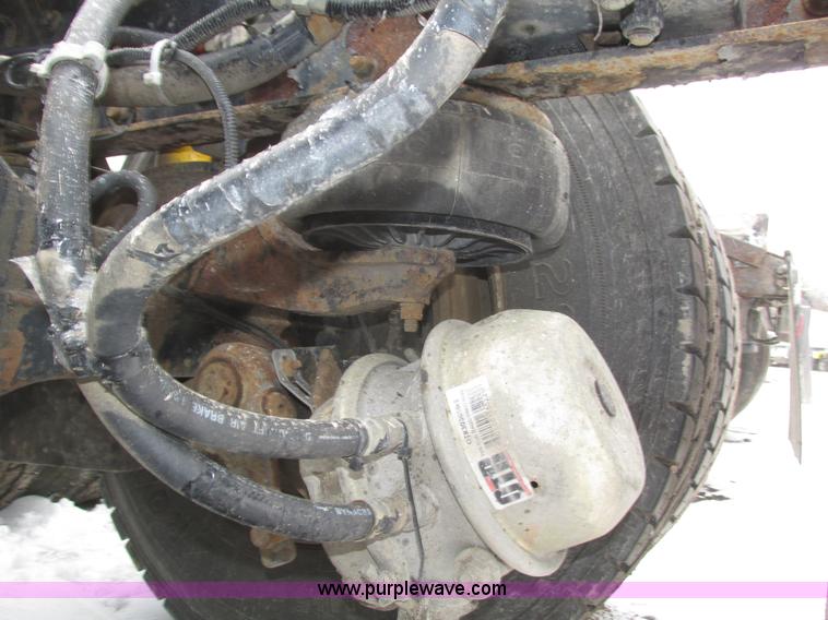 image for item J8793 2006 Kenworth T600 semi truck