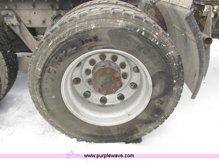 image for item J8793 2006 Kenworth T600 semi truck