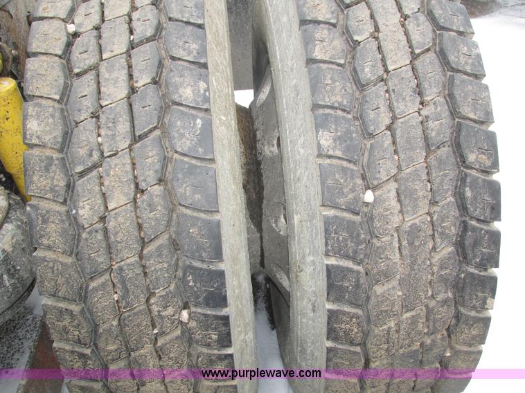 image for item J8793 2006 Kenworth T600 semi truck