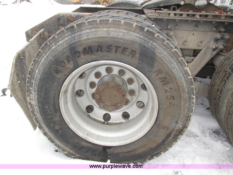 image for item J8793 2006 Kenworth T600 semi truck