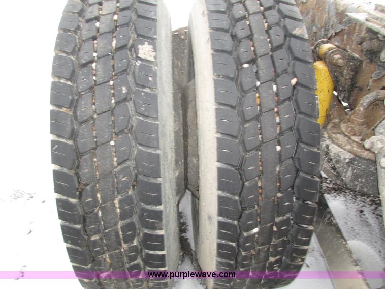 image for item J8793 2006 Kenworth T600 semi truck