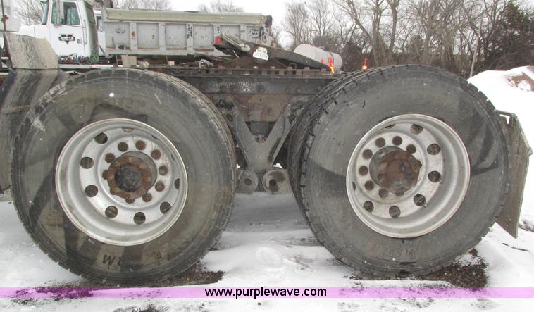 image for item J8793 2006 Kenworth T600 semi truck