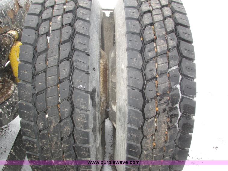 image for item J8793 2006 Kenworth T600 semi truck