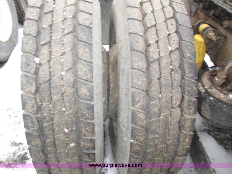 image for item J8793 2006 Kenworth T600 semi truck