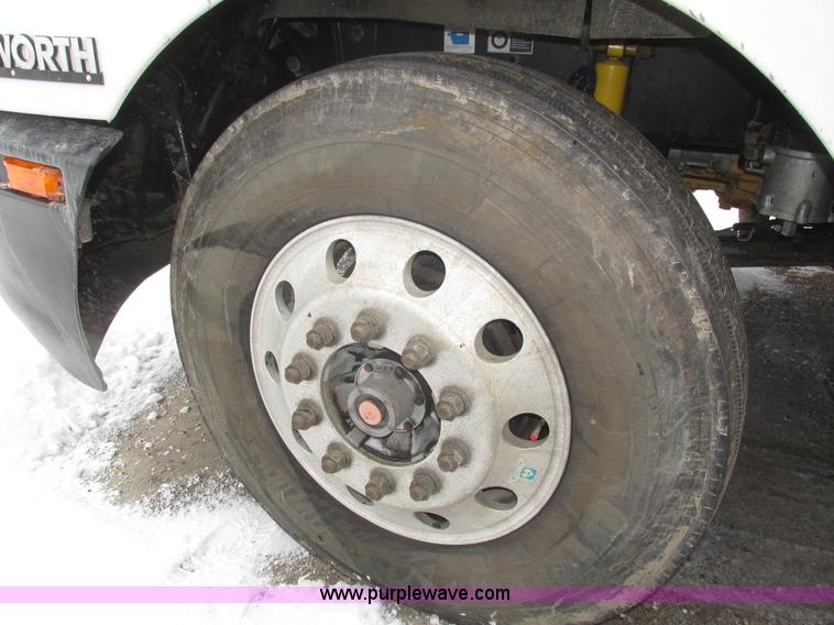 image for item J8793 2006 Kenworth T600 semi truck