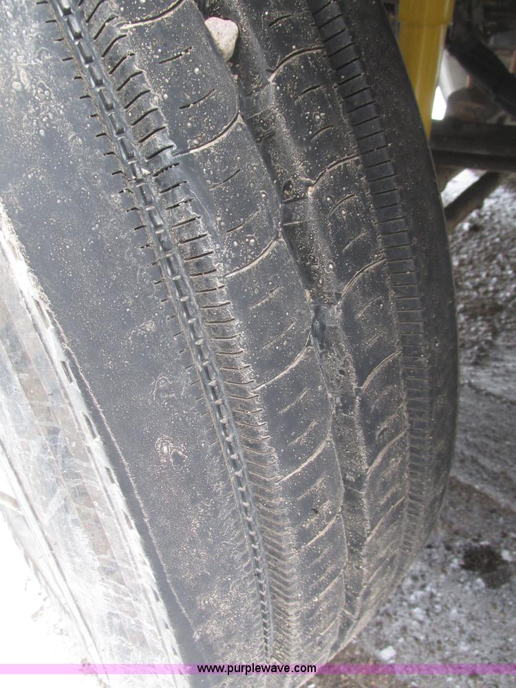 image for item J8793 2006 Kenworth T600 semi truck