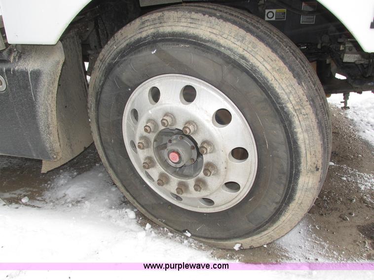 image for item J8793 2006 Kenworth T600 semi truck