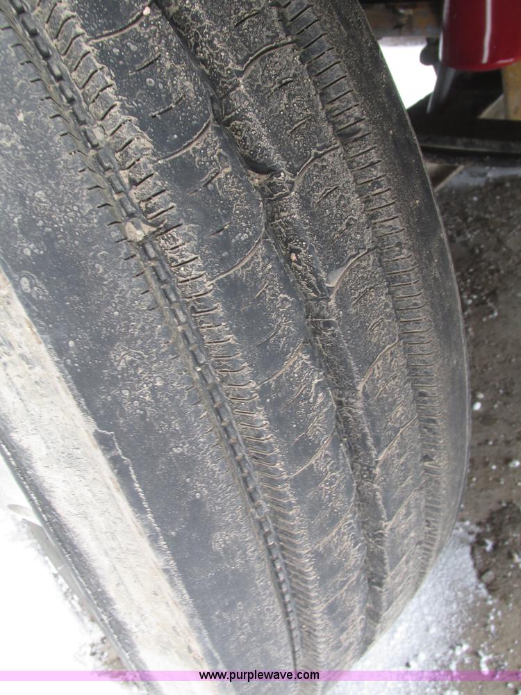 image for item J8793 2006 Kenworth T600 semi truck