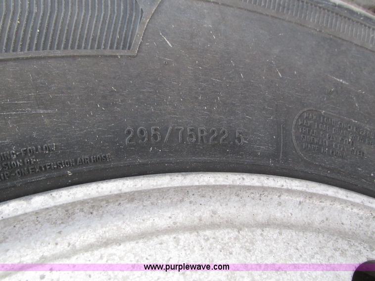 image for item J8793 2006 Kenworth T600 semi truck