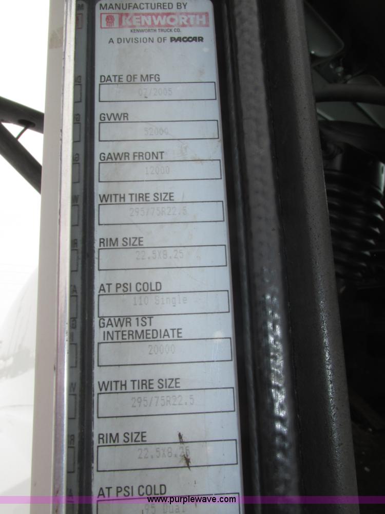 image for item J8793 2006 Kenworth T600 semi truck