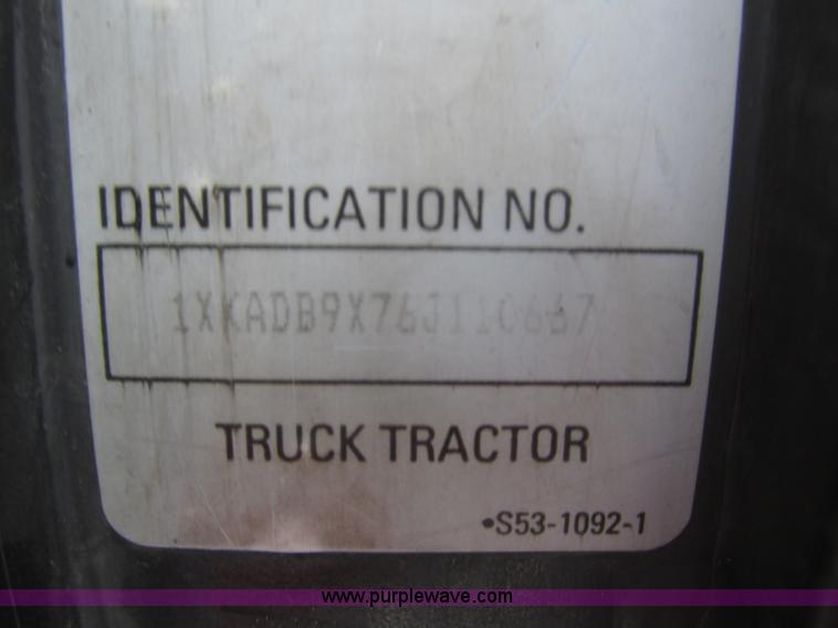 image for item J8793 2006 Kenworth T600 semi truck