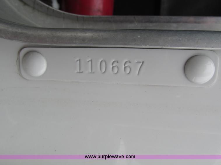 image for item J8793 2006 Kenworth T600 semi truck